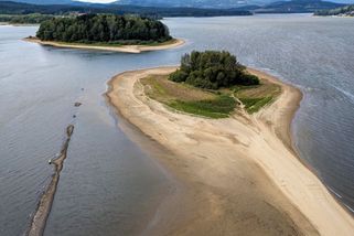 FOTO: Lipno vysychá. Na ostrovy se dá dojít pěšky - Novinky